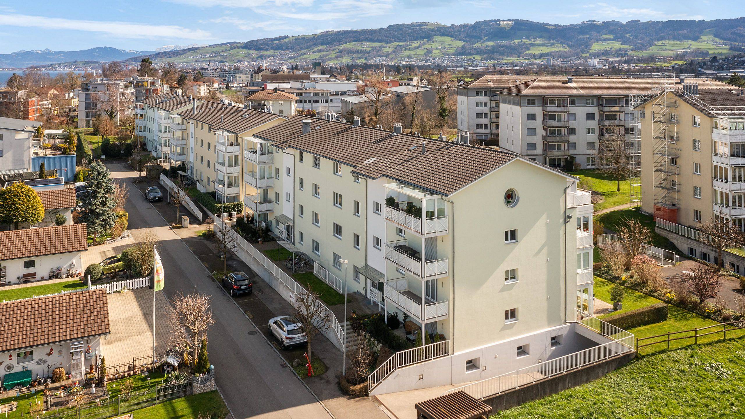 Erstbezug nach Renovation: Stilvolles Wohnen mit Hobbyraum
