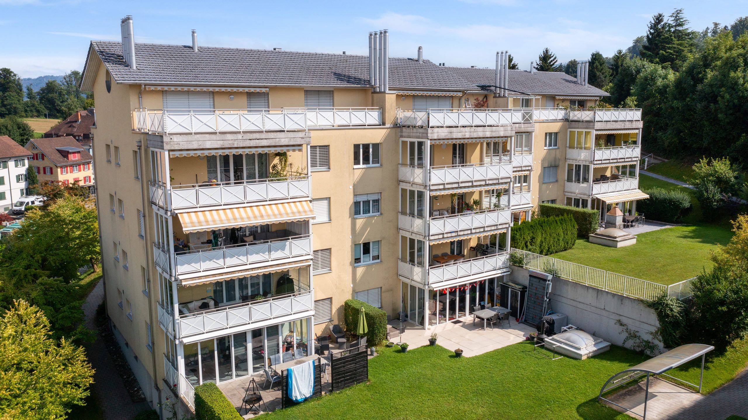 Stilvoll renovierte Eigentumswohnung mit grossem Balkon