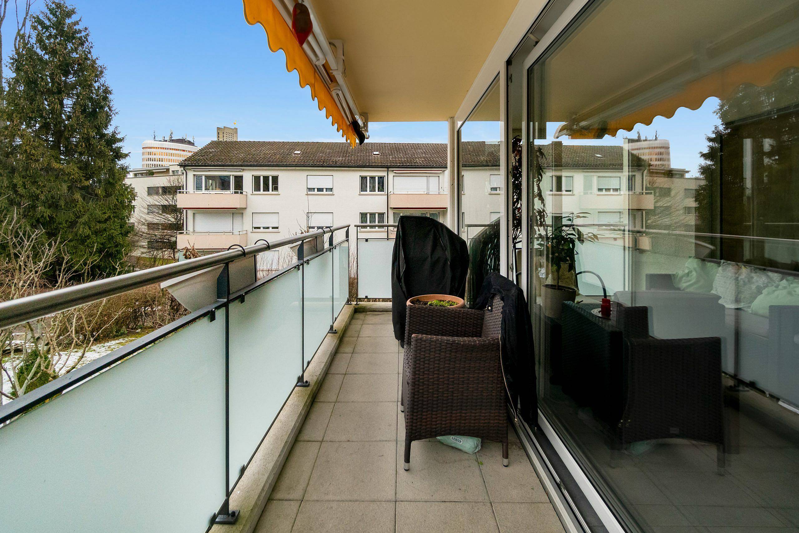 Attraktive 4.5-Zimmer-Erdgeschosswohnung mit Garten und Wintergarten