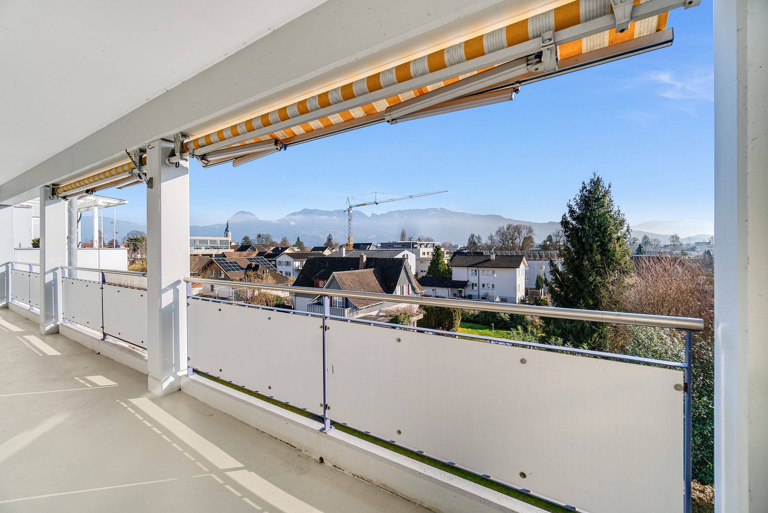 Moderne, renovierte Dachwohnung mit grossem Balkon und Weitsicht!