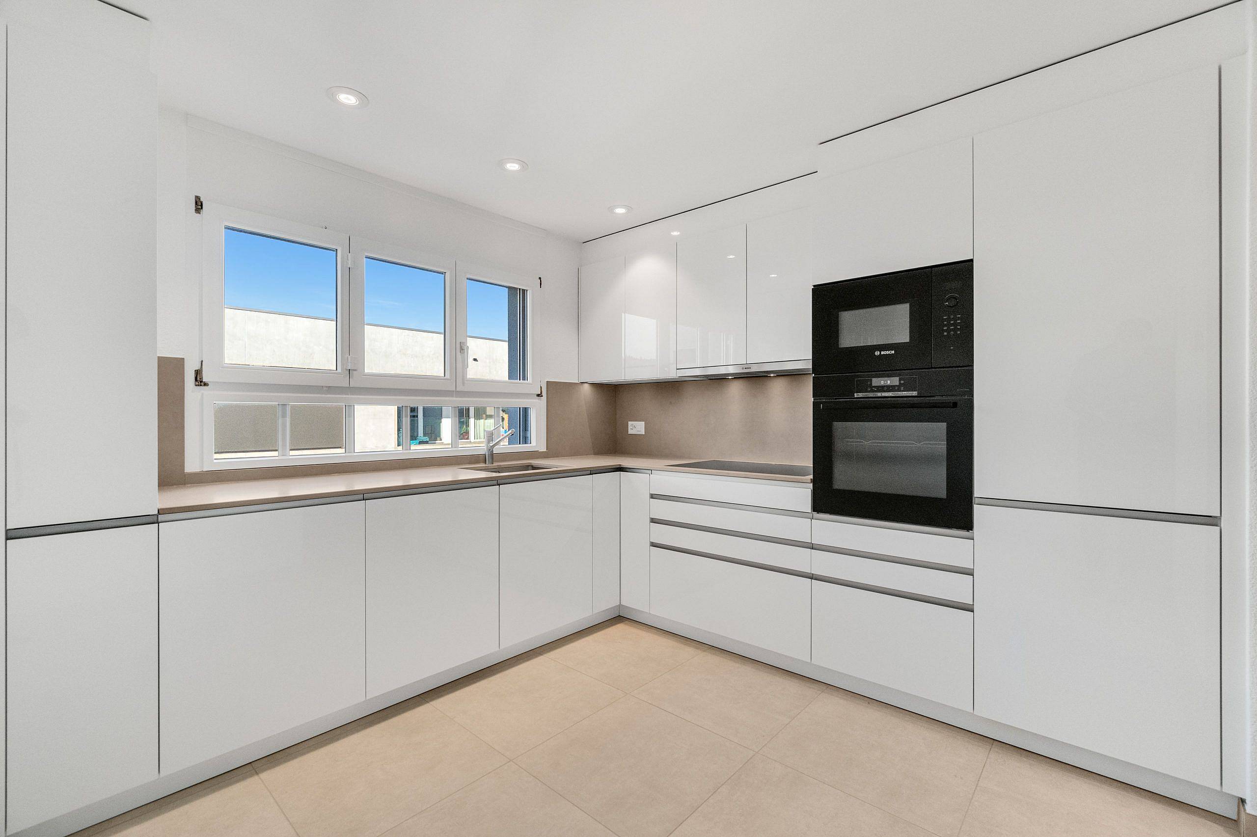 Moderne, renovierte Dachwohnung mit grossem Balkon und Weitsicht!