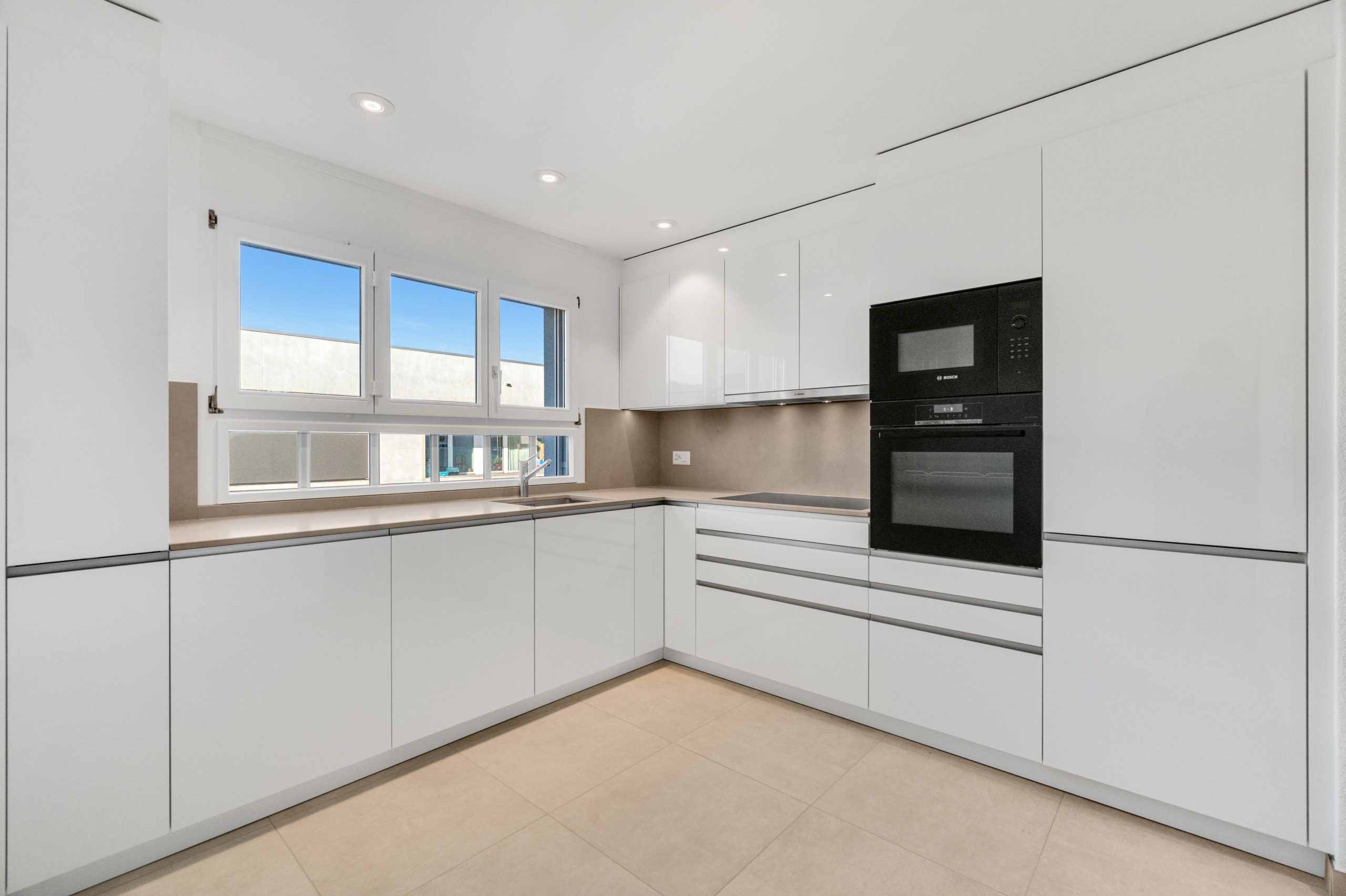 Moderne, renovierte Dachwohnung mit grossem Balkon und Weitsicht!