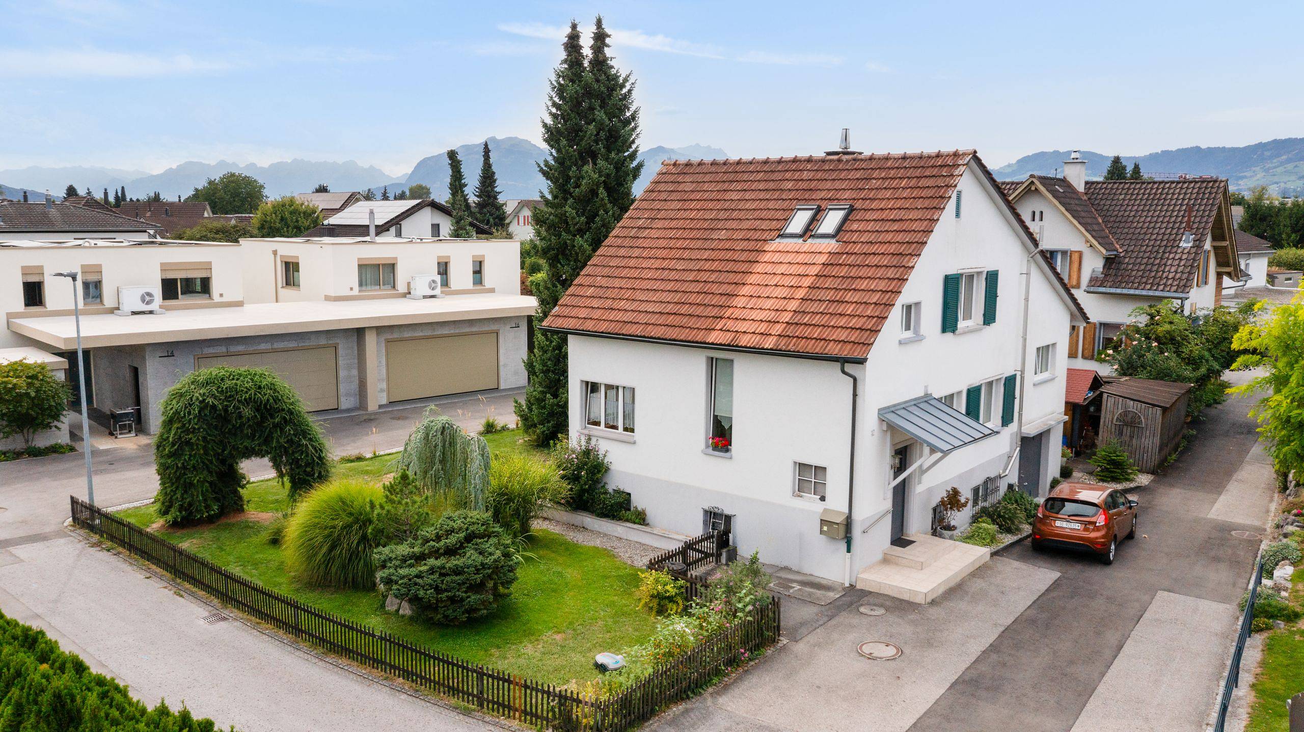 Freistehendes Einfamilienhaus mit gepflegtem Garten und Entwicklungspotenzial
