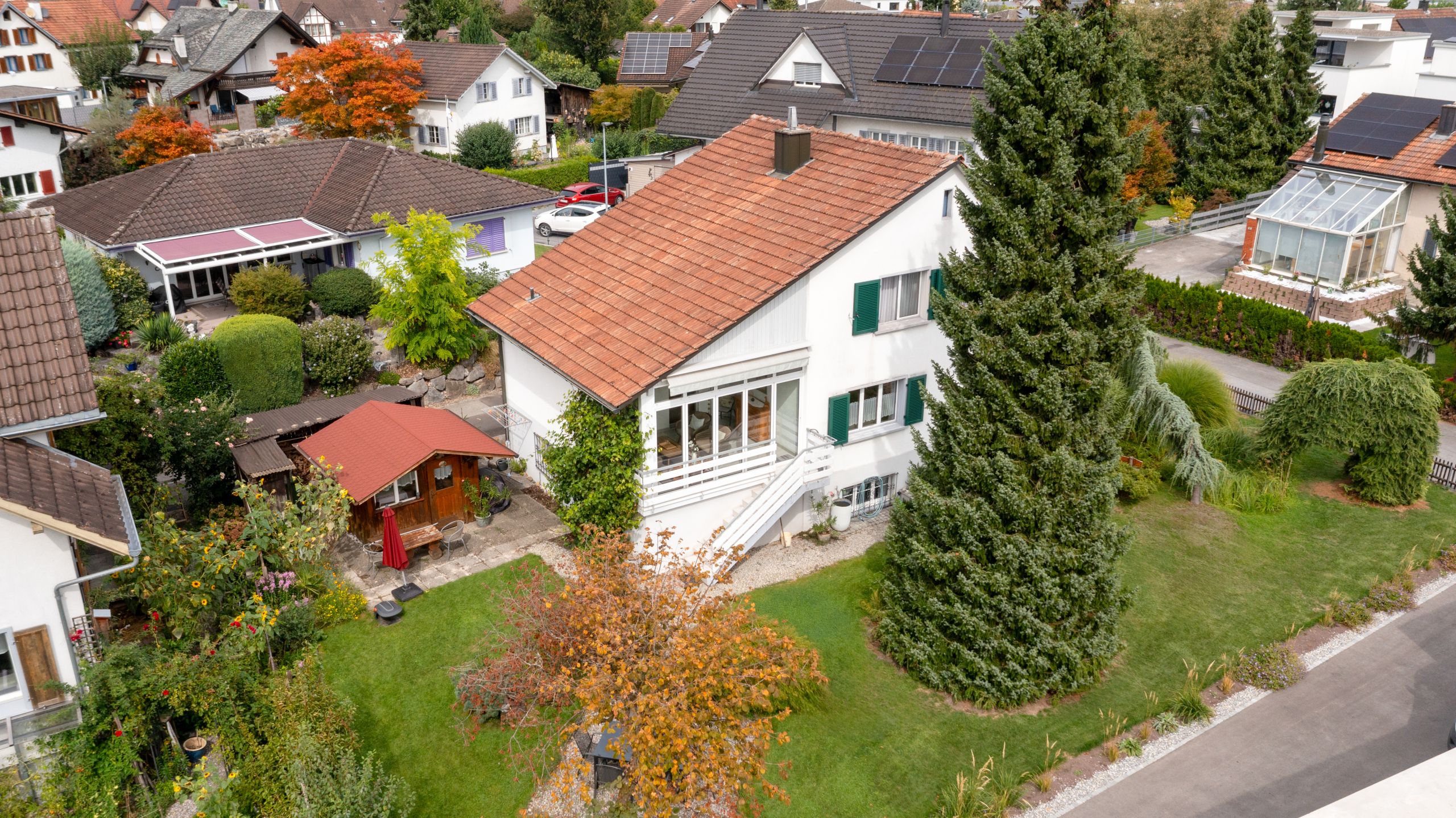 Freistehendes Einfamilienhaus mit gepflegtem Garten und Entwicklungspotenzial